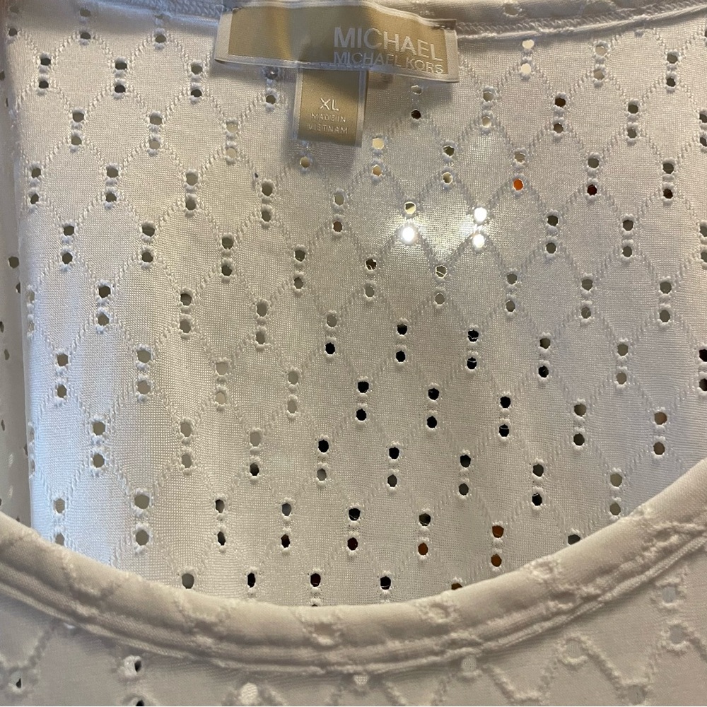 MICHAEL KORS Eyelet elegant Blouse.
Size XL - Picture 8 of 13